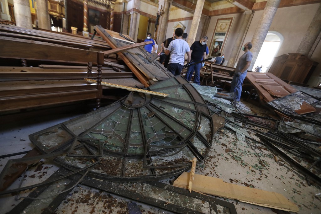 Des ouvriers s’affairent au milieu des décombres à l’intérieur de l’église Saint-Georges à Beyrouth (Photo, Joseph EID/AFP).