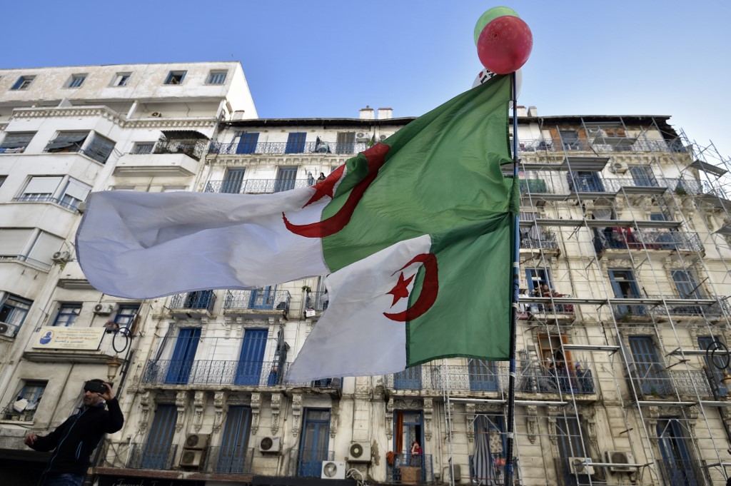 Les drapeaux algériens flottent dans la capitale, Alger (Photo, Ryad KRAMDI/AFP).