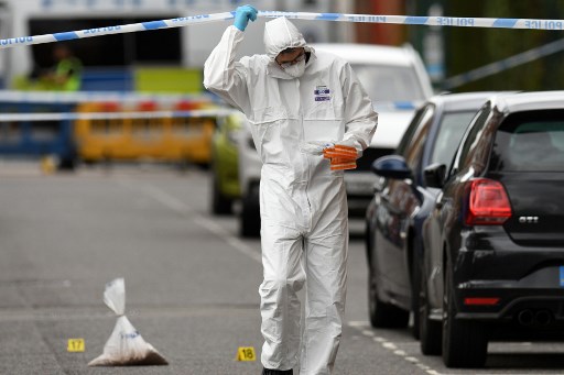 Un officier médico-légal recueille des preuves à Birmingham, au Royaume-Uni. (AFP)