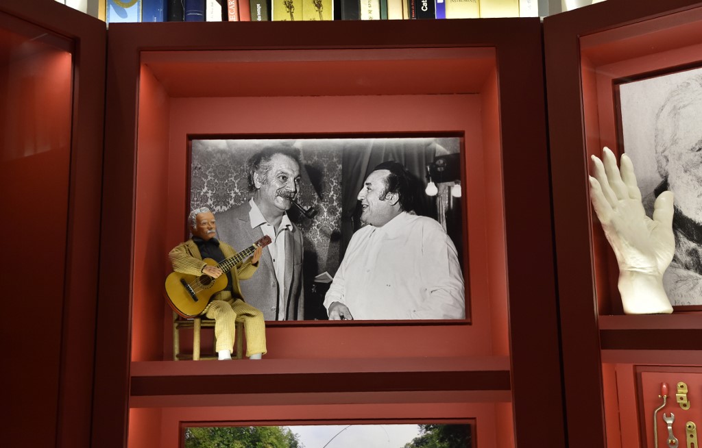 Un portrait de l'humoriste français Raymond Devos avec le chanteur français Georges Brassens dans sa maison de Saint-Rémy-les-Chevreuse, près de Paris, transformée en musée. (Alain Jocard / AFP)