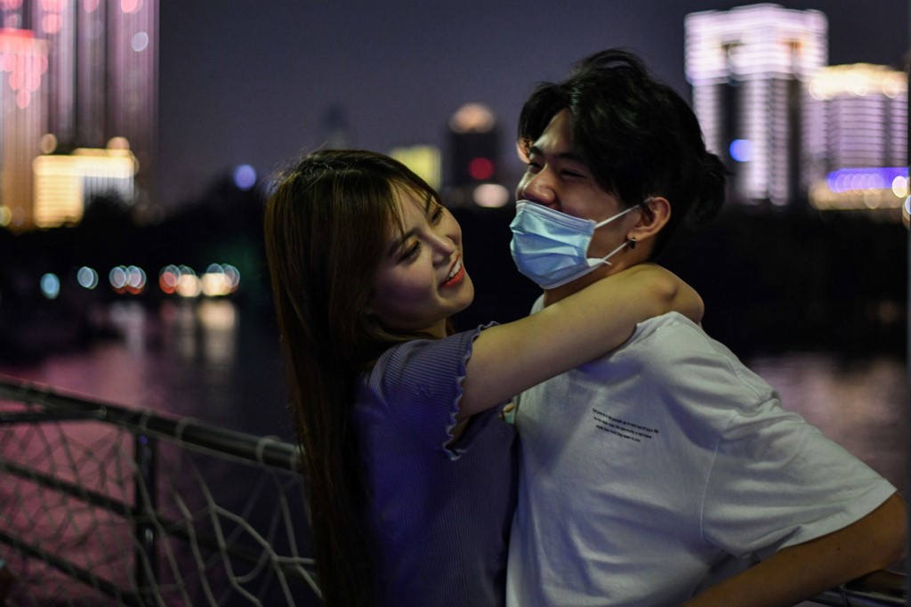 Un couple monte sur un bateau de tourisme qui navigue sur les eaux du fleuve Yangtze à Wuhan, dans la province centrale du Hubei en Chine, le 5 septembre 2020.(Hector Retamal/AFP)