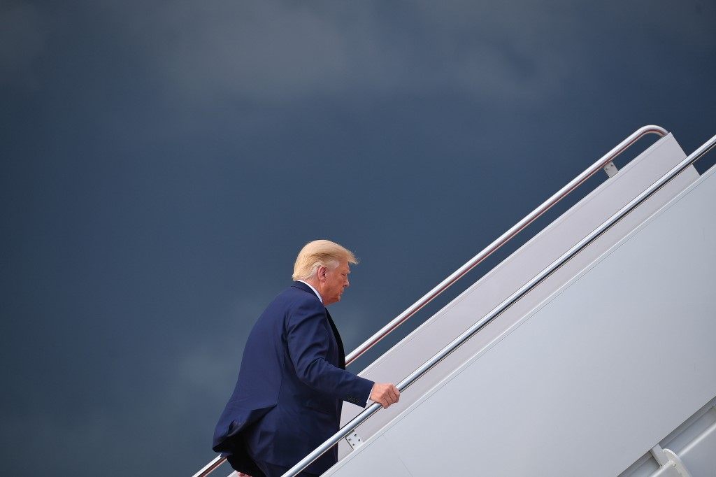 Donal Trump montant à bord du Air Force One (Mandel Ngan/AFP)