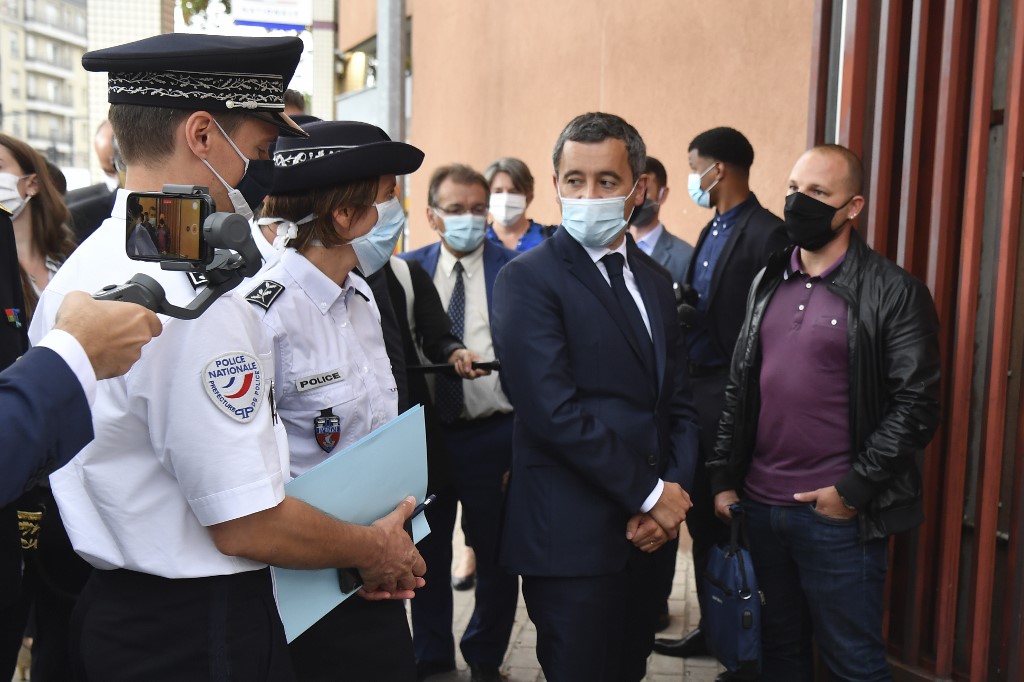 Le ministre de l'Intérieur, Gerald Darmanin participant avec des policiers à une opération anti-drogue à Choisy-le-Roy (Alain JOCARD / AFP)