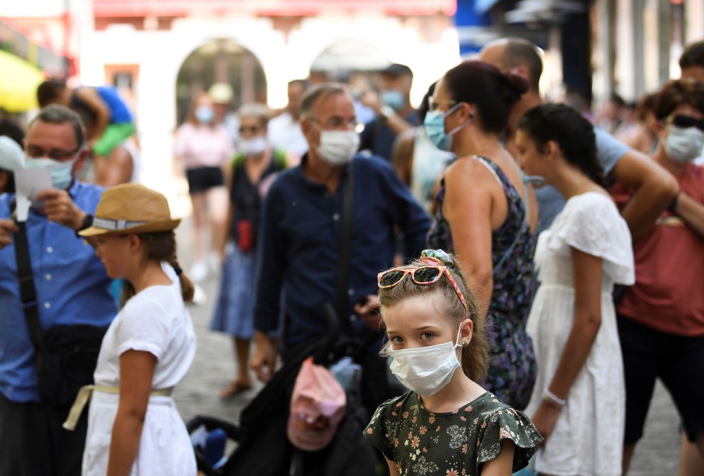 Le port du masque se généralise, devenant progressivement obligatoire dans plusieurs secteurs du pays (Photo, Alain JOCARD/AFP).
