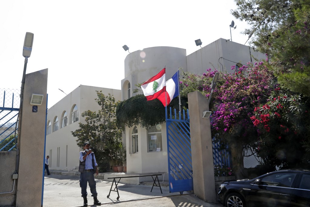 Un agent de sécurité se tient à l'entrée de l'école francophone du Carmel Saint Joseph libanais à Meshref, au sud-est de la capitale, le 24 juillet 2020. (Anwar Amro / AFP)