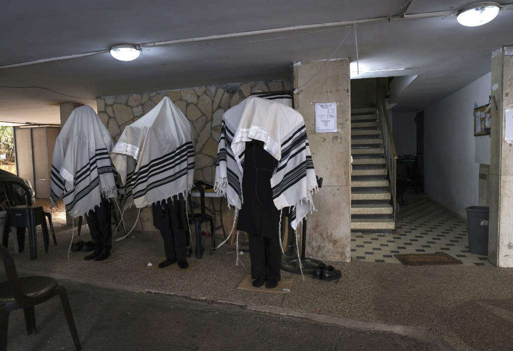 A Bnei Brak, les mesures de prévention face au coronavirus se font désormais ressentir jusque dans la prière (Photo, Menahem KAHANA/AFP).
