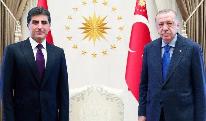 Le président turc Recep Tayyip Erdogan, à droite, et Nechirvan Barzani, président de la région kurde autonome du nord de l'Irak, se préparent pour des photos avant une réunion à Ankara, en Turquie, le vendredi 4 septembre 2020 (Photo, AP).