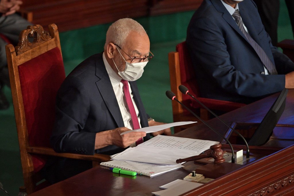 Les députés d’Ennahdha écoutent le discours du Premier ministre tunisien Hichem Mechichi, au Parlement de Tunis le 1er septembre (Photo, Fethi BELAID/AFP).