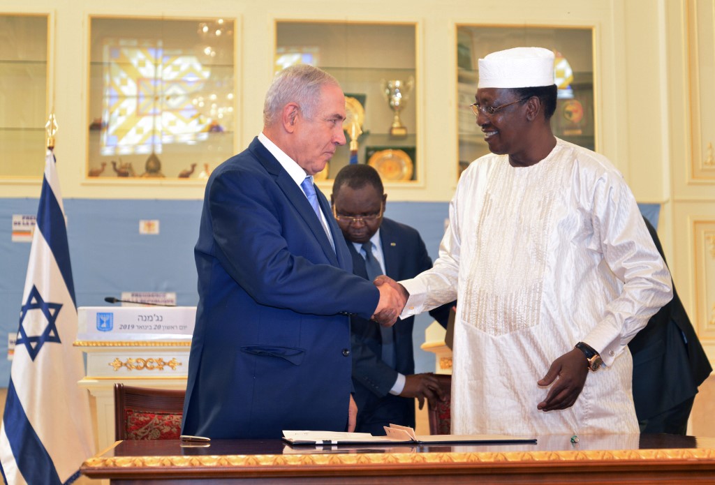 Le président tchadien Idriss Deby Itno serre la main du Premier ministre israélien Benjamin Netanyahu lors d'une réunion au palais présidentiel à N'Djaména le 20 janvier 2019. (Brahim Adji / AFP)