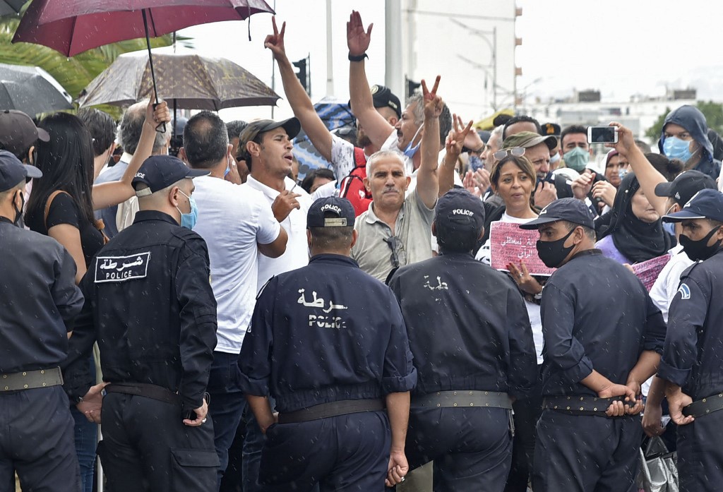 A l’extérieur du tribunal, les manifestants appellent à la libération de Khaled Drareni (Photo, Ryad KRAMDI/AFP).