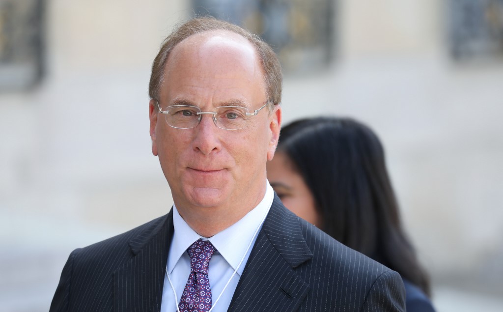 Larry Fink, le dirigeant du gestionnaire d’actifs américain Blackrock, épinglé pour sa politique de sortie de charbon « insuffisante » (Photo, Ludovic MARIN/AFP).