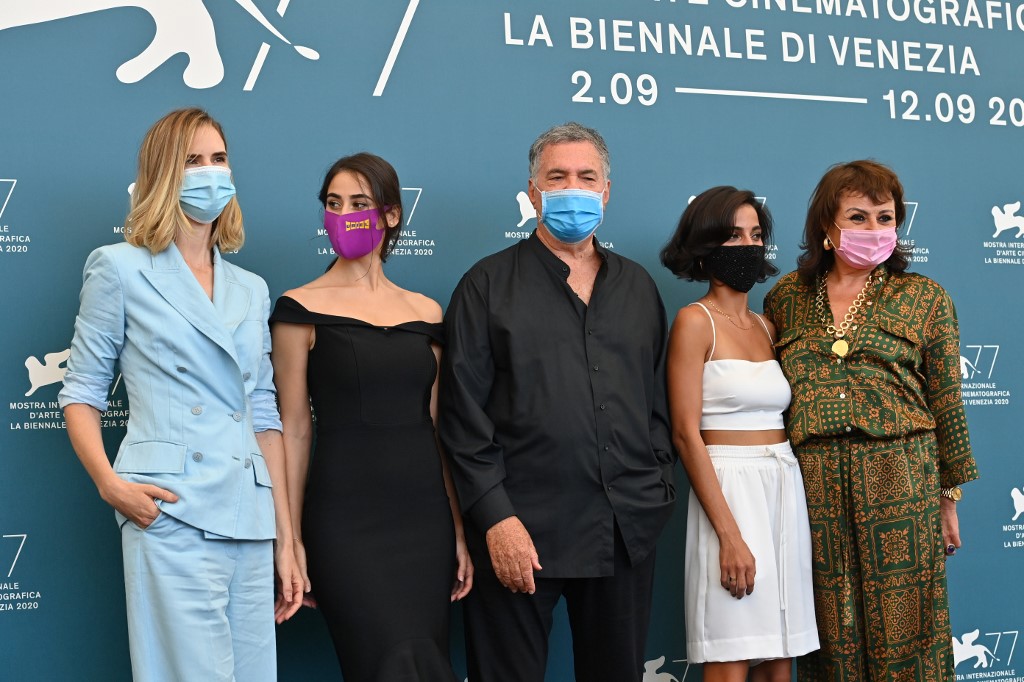 Les actrices de “Laila in Haifa” entourent le réalisateur Amos Gitaï au festival du film de Venise (Photo, Alberto PIZZOLI/AFP).