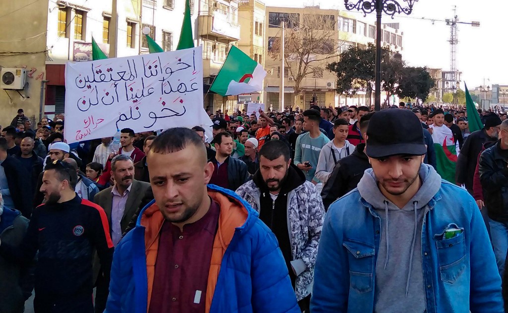 Les militants du Hirak défilaient régulièrement dans la rue avant le déclenchement de l’épidémie (Photo, Amal BELALLOUFI/AFP).