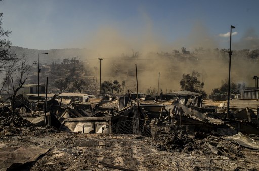 Opération de sauvetage dans le camp de migrants de Lesbos après un gigantesque incendie