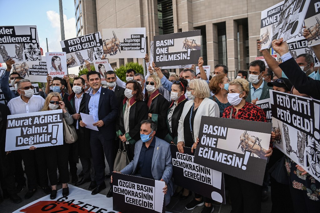 Devant le tribunal où sont jugés les journalistes mis en cause, des manifestants protestent contre leur arrestation (Photo, Ozan KOSE/AFP).