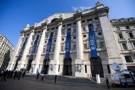 Vue du palais de la Bourse italienne à Milan, également surnommé « Palazzo Mezzanotte » ou Palais de Minuit (Miguel Medina/AFP)