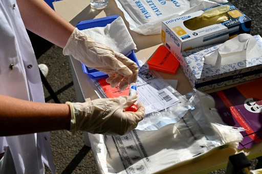 Professionnelle de la santé vérifiant des tests dans le « Covid Drive » du CHU de Rennes, à l’ouest de la France. (Damien Meyer/AFP)