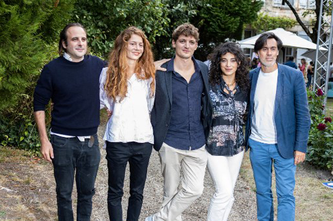 Les acteurs Vincent Macaigne, Jenna Thiam, Niels Schneider, Camelia Jordana (g à d)et le réalisateur Emmanuel Mouret au 13e festival du film francophone d’Angoulème pour « les choses qu’on dit, les choses qu’on fait ». (Yohan Bonnet/AFP)