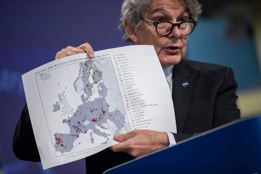 Le commissaire européen pour le Marché interne, Thierry Breton, montrant une carte de l’Europe lors d’un point presse au siège de l’Union européenne à Bruxelles. (Francisco Seco/Pool/AFP)