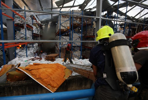 Les équipes de secours ouvrent un accès vers l’incendie déclenché dans un dépôt du port de Beyrouth le 10 septembre. (Anwar Amro/AFP)