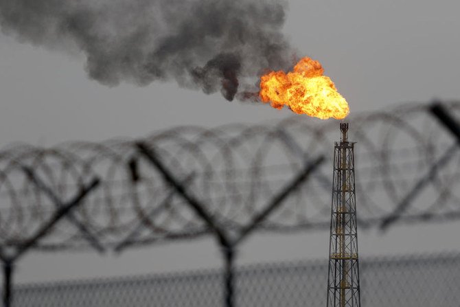 Des flammes naissent de la combustion d'hydrocarbures en excès sur le site de la nouvelle station de dégazage de Hammar Mushrif à l'intérieur du champ de pétrole et de gaz de Zubair, au nord de la province irakienne de Bassorah, le 9 mai 2018 (Photo / AFP)