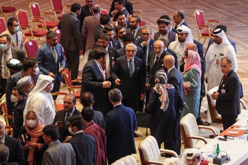 Abdullah Abdullah (au centre), président du Haut Conseil afghan de Réconciliation nationale, discutant avec les membres des délégations à la fin de la session de pourparlers de paix entre le gouvernement afghan et les Talibans à Doha. (Karim Jaafar/AFP)