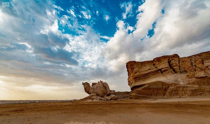 Au fil des ans, les facteurs d'érosion ont formé ces sculptures artistiques qui offrent aujourd’hui un spectacle magique. Ce sont de merveilleuses attractions touristiques dont les visiteurs peuvent admirer la beauté, a affirmé une experte en archéologie. (Image fournie)
