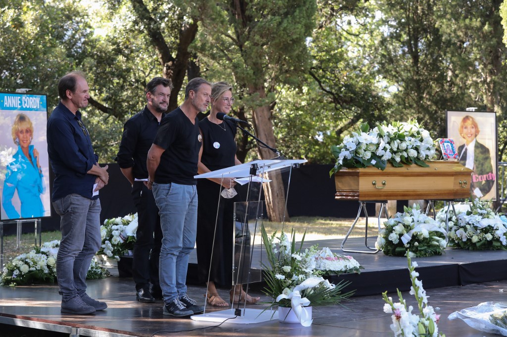 L'humoriste belge Bruno Counard, l'humoriste belge Vincent Counard, l'acteur belge Alain Leempoel et l'actrice et humoriste belge Virginie Hocq lors des funérailles de la chanteuse belge Annie Cordy à Cannes (AFP)