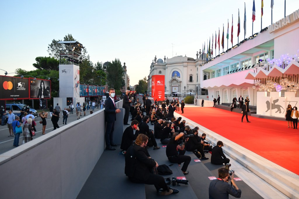 Photographes de presse attendant l'arrivée des invités au palais du festival pour la projection du film "Nomadland". (AFP)