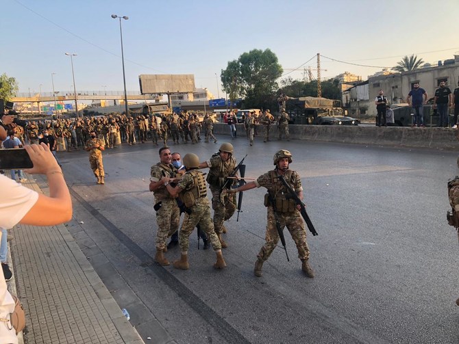 L'armée libanaise s'est heurtée à des manifestants antigouvernementaux alors qu'ils marchaient vers le palais présidentiel à Baabda samedi. (Fourni)
