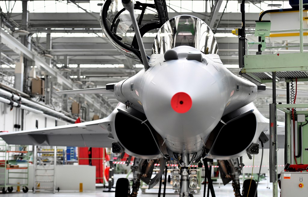 Un avion de combat Rafale de fabrication française exposé dans les ateliers de Dassault-Aviation à Mérignac. (Georges Gobet / AFP)