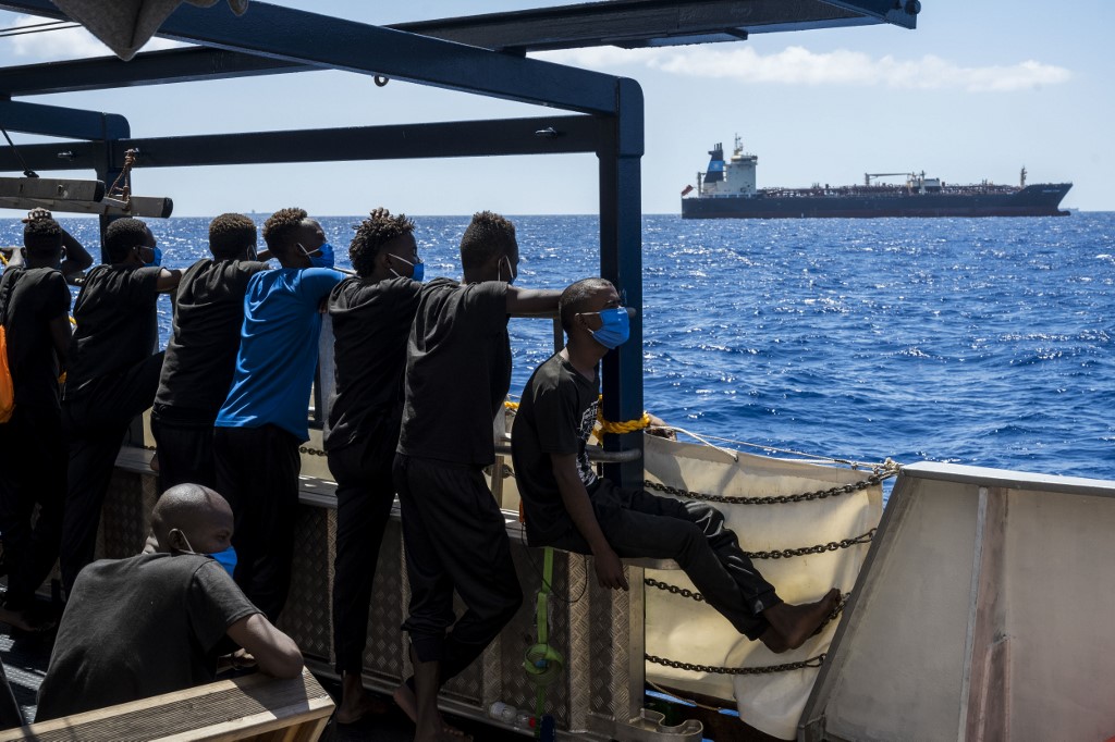 Le pétrolier Maersk Etienne vu du Sea-Watch 4, un navire parcourant la Méditerranée pour secourir les migrants en difficulté (Photo, Thomas LOHNES/AFP).