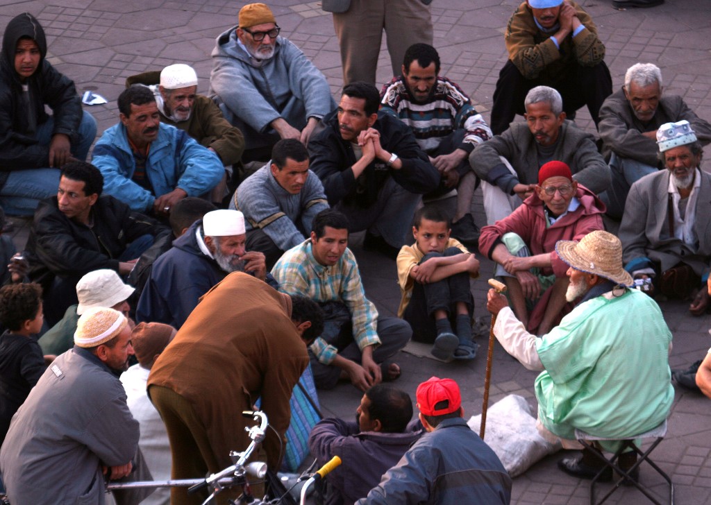Un conteur entouré de son public sur la place Jemaa El Fna de Marrakech, avant la diffusion de la pandémie (Photo, Gabriel BOUYS/AFP).