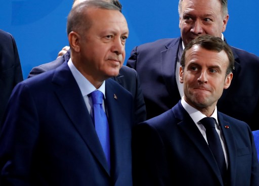 Emmanuel Macron et Recep Tayyip Eerdogan côte à côte pour la photo de famille lors du sommet sur la Libye, à Berlin, le 19 janvier 2020. (Odd Andersen/AFP)