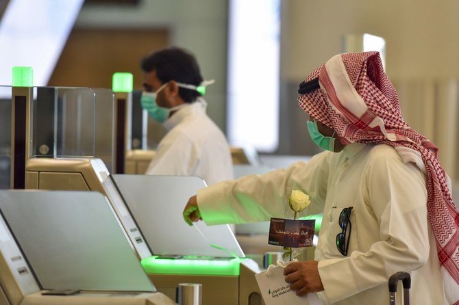 Un passager saoudien au terminal 5 de l'aéroport international King Fahad plus tôt cette année. Les Saoudiens pourront voyager à partir du 1er janvier (AFP / File)