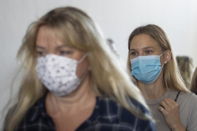 Le top model israélien Bar Refaeli alors qu'elle quitte avec sa mère Tzipora 'Tzipi' Levine une salle d'audience à Tel Aviv, Israël, le 13 septembre 2020 (EPA)