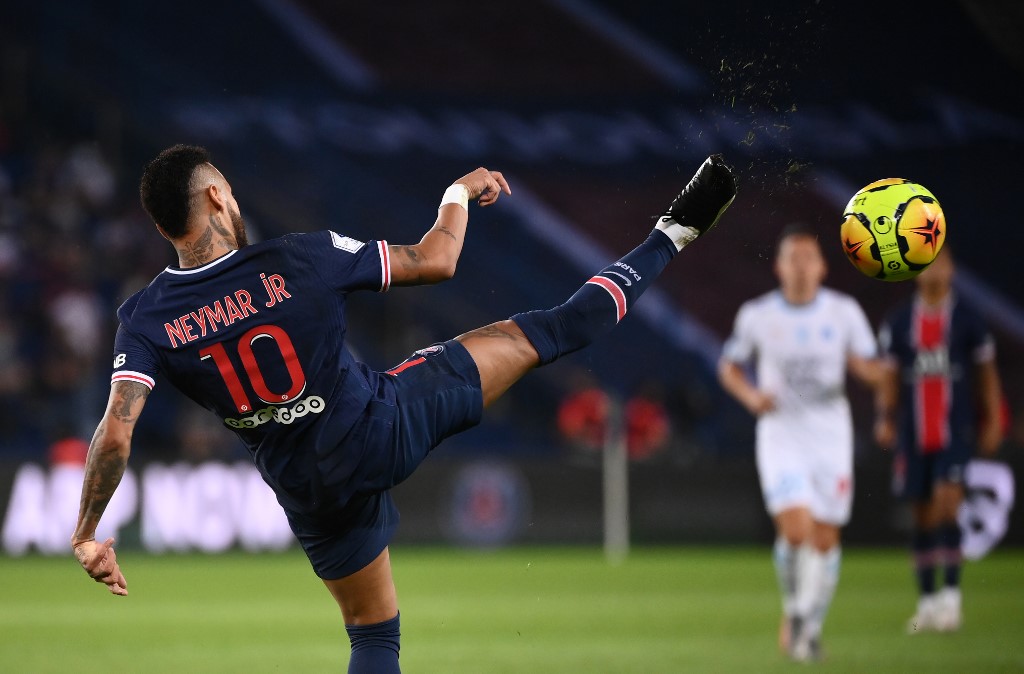 L'attaquant brésilien du Paris Saint-Germain Neymar contre l'attaquant français de Marseille Florian Thauvin durant le match L1 au Parc des Princes. (Franck Fife /AFP