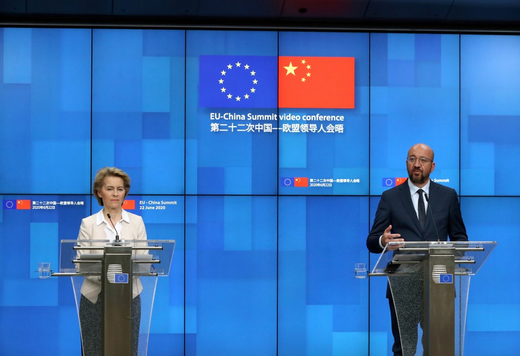 La Présidente de la Commission Européenne et le Président du Conseil Européen en conférence de presse après une discussion virtuelle avec la présidence chinoise en juin (Photo, Yves HERMAN/POOL/AFP).