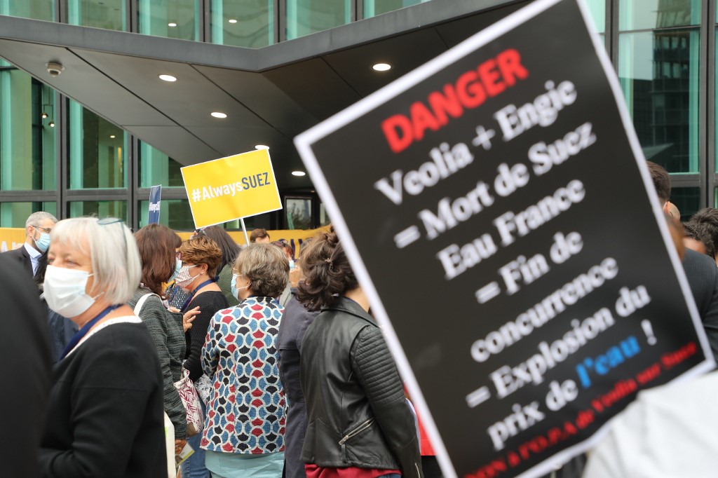 Offre de Veolia: le président de Suez pointe "la menace de pertes d'emplois"