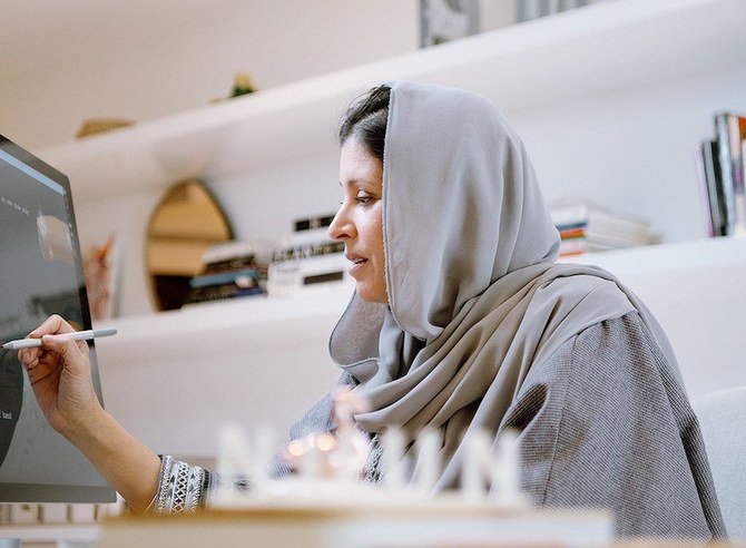 La styliste saoudienne princesse Nourah al-Faisal décrit la discrimination d’un journal français