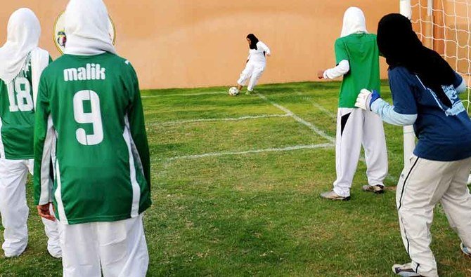 Awatef al-Sahoo (n'apparaît pas sur la photo) a expliqué à Arab News que sa candidature est inspirée par sa conviction que le rôle des femmes est important dans la société. (AFP / Fichier)