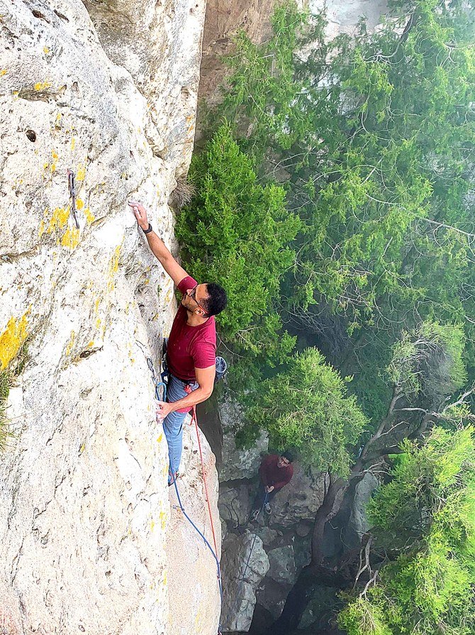 La première expérience d'escalade en plein air de Nasser Al-Zuhufi a eu lieu à Al-Shafa, un village de Taif, pendant l’été 2019. (Photo fournie)