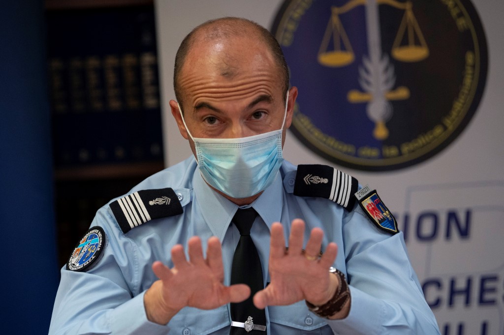 Le colonel de gendarmerie Dominique Lambert explique les détails de ce coup de filet en conférence de presse (Photo, Christophe SIMON/AFP).