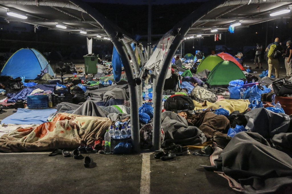 A Lesbos, la police évacue les réfugiés à la rue vers un nouveau camp