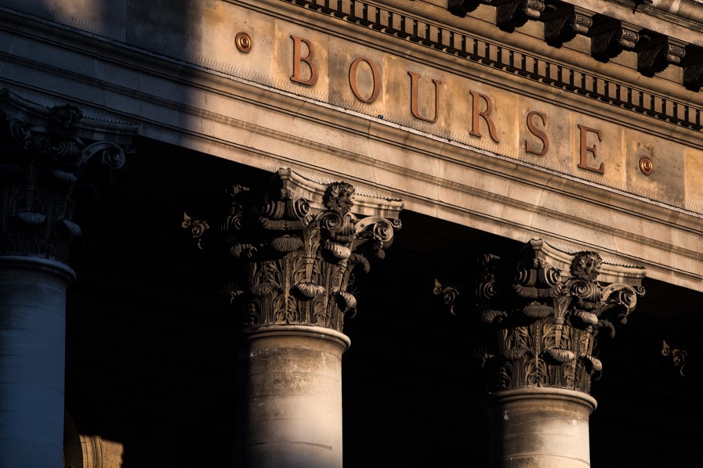 Nerveuse, la Bourse de Paris chute de plus de 1%