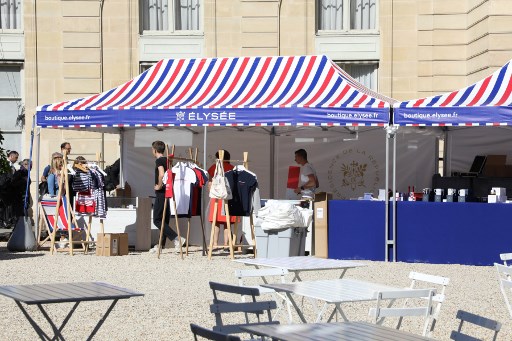 Boutique éphémère dans la cour de l’Élysée, à l’occasion des Journées européennes du patrimoine. (Ludovic Marin/AFP)