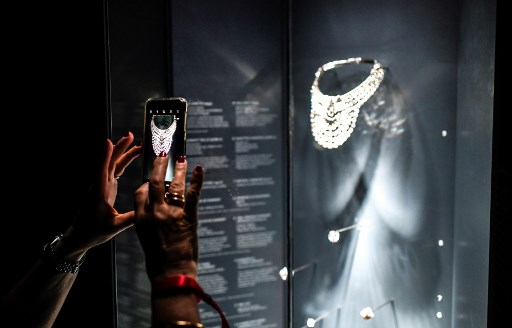 Collier de platine et diamants (datant de 1939) de la reine Nazli d’Égypte, à l’exposition Pierres précieuses du musée national d’Histoire naturelle de Paris. (Stéphane de Sakutin/AFP)