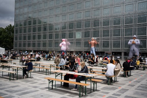 Performances et distanciation sur l’esplanade de l’Institut du Monde arabe à Paris lors de la fête de la Musique en juin dernier (Abdulmonam Eassa/AFP)