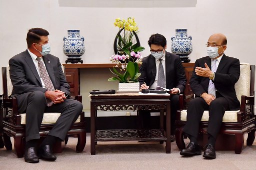 Rencontre entre le sous-secrétaire d’État américain à la Croissance économique, à l’Énergie et l’Environnement Keith Krach (g) et le Premier ministre taïwanais Su Tseng-chang (d) à l’Executive Yuan de Taipei. (Taiwan Executive Yuan/AFP)