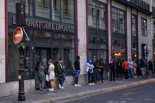 File devant un laboratoire parisien pour le test Covid-19. Les autorités préparent de nouvelles restrictions dans plusieurs villes françaises en raison d’une recrudescence des contaminations. (Olivier Morin/AFP)